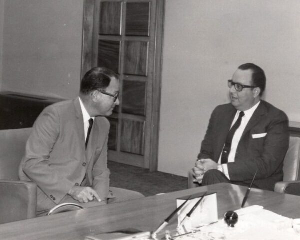 Amb Crockett and President Somoza, ‘When one tried to tell President Somoza something, one usually ended up mostly listening.' Foto SIP