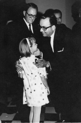 Amb Crockett introduces daughter Terry to President Somoza, US Embassy residence, 1967. Foto SIP