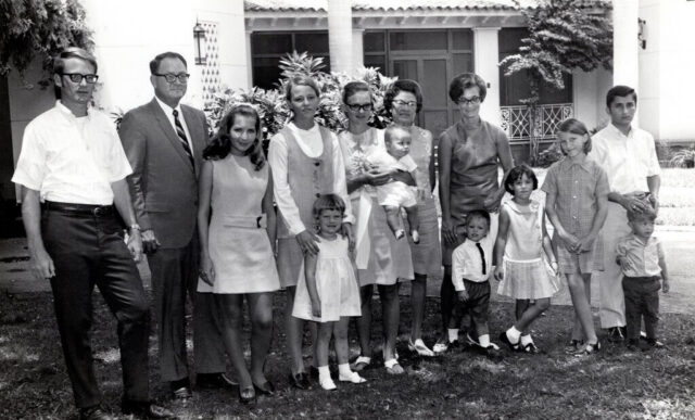 Crockett family gathered in front of the US Embassy residence, 1968. L to R: Jack Crockett, Kennedy M Crockett, Mayra Crockett, Linda Crockett with Jennifer Loftis, Judy Crockett Faerron with Fred Faerron, Mary Crockett, Laura Crockett Loftis with Timmy and Melissa Loftis, Terry Crockett, and Federico Faerron with James Faerron. Foto Caranza