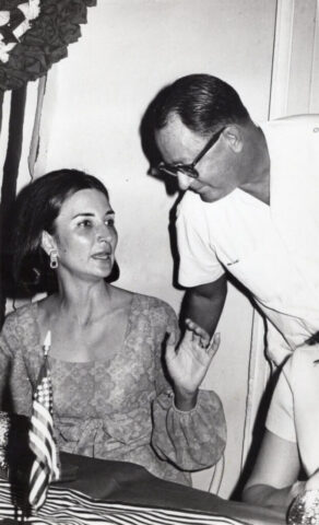 Hope Portocarrero de Somoza speaks to Amb Crockett, U.S. charity function c 1968. Foto SIP