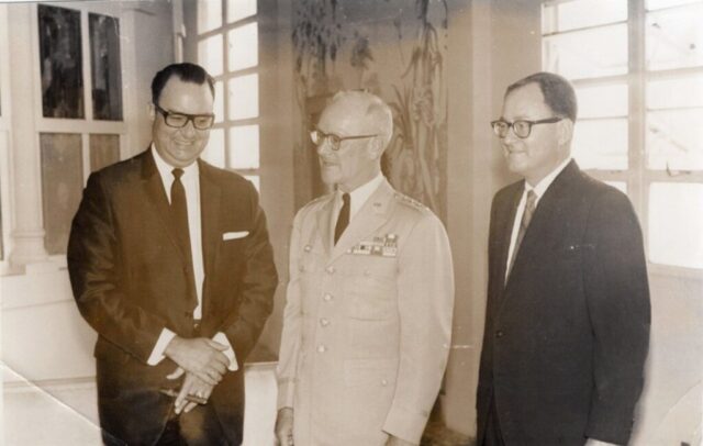 President Somoza; General William Porter, Commanding Officer, United States forces in Latin America; and Amb Crockett. Foto SIP